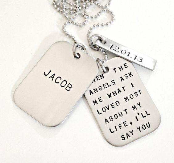 Personalized dog tags can be a very good gift for your pet this holiday